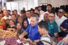 Mendag Zulkifli Hasan dan Wali Kota Edi Kamtono Tinjau Pasar Flamboyan