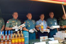 Oditur Militer Pontianak Musnahkan 12.563 Miras dan 49.960 Rokok Merk Double Hapiness