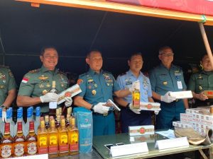 Oditur Militer Pontianak Musnahkan 12.563 Miras dan 49.960 Rokok Merk Double Hapiness