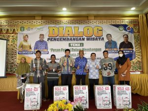 Majukan Destinasi Agrowisata, Ardiansyah Bagikan 300 Racun Hama Bagi Petani Kubu Raya
