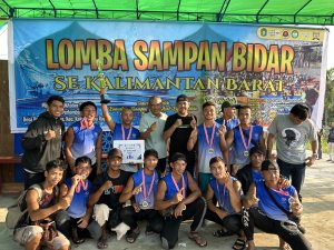 Lomba Sampan Bidar Se Kalbar, Ardiansyah Bagikan Uang Tunai Puluhan Juta Ke Pemenang
