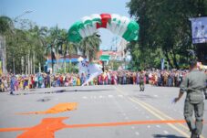 Aksi Terjun Payung Semarakkan Hari Jadi Pontianak ke-252