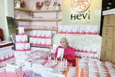 Rela Lepas PNS, Kini Bisnis ‘Hevi’ Menggurita