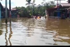 Banjir Rendam Dua Kecamatan Aktivitas Warga Lumpuh Total