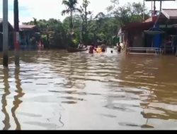 Banjir Rendam Dua Kecamatan Aktivitas Warga Lumpuh Total