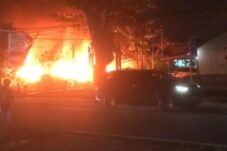 Diduga Korsleting Listrik, Satu Bangunan nyaris Rata dengan Tanah