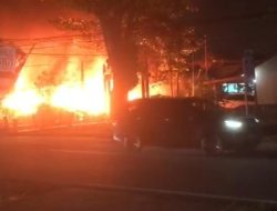 Diduga Korsleting Listrik, Satu Bangunan nyaris Rata dengan Tanah