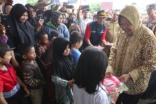 Mensos Tri Rismaharini Salurkan Bantuan untuk Korban Banjir di Kabupaten Ketapang