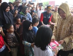 Mensos Tri Rismaharini Salurkan Bantuan untuk Korban Banjir di Kabupaten Ketapang