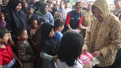 Mensos Tri Rismaharini Salurkan Bantuan untuk Korban Banjir di Kabupaten Ketapang
