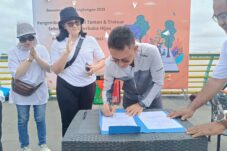 Waterfront Pontianak dapat tambahan Kursi dan Tempat Sampah