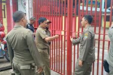 Pengelola tak berikan kunci, Satpol PP buka paksa pintu gedung Perbasi Pontianak