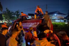 Diduga  Mengalami Rem Blong, Sebuah mobil damkar terperosok keparit
