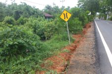 Baru saja Rampung, Berem Jalan di Sukadana Retak dan Longsor