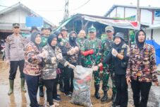 Cegah Banjir dan Wabah Penyakit, Pangdam XII/Tpr Pimpin Aksi Bersihkan Lingkungan dan Tanam Pohon