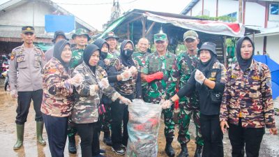 Cegah Banjir dan Wabah Penyakit, Pangdam XII/Tpr Pimpin Aksi Bersihkan Lingkungan dan Tanam Pohon