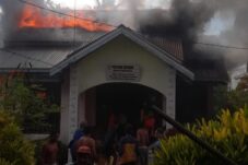 Diduga berasal dari api kompor, Sebuah rumah di Sungai Berembang Hulu Hangus terbakar