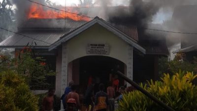 Diduga berasal dari api kompor, Sebuah rumah di Sungai Berembang Hulu Hangus terbakar