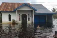 Tanggul Jebol, Ratusan Rumah di Singkawang Terendam Banjir
