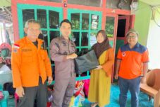 Kejari Sanggau Buka Posko Banjir Dan Serahkan Bantuan