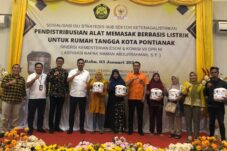 Puluhan Ribu Masyarakat Kalbar Terima Rice Cooker Gratis