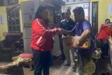 Meiske Salurkan Bantuan Bagi Warga Terdampak Banjir di Desa Lingga