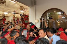 Pasukan Merah Sambut Prabowo di Pontianak