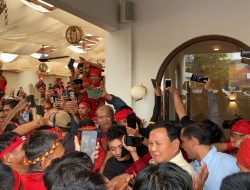 Pasukan Merah Sambut Prabowo di Pontianak