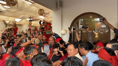 Pasukan Merah Sambut Prabowo di Pontianak