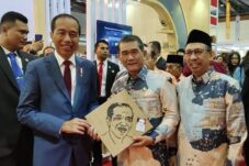 Ani Sofian Serahkan Lukisan Ampas Kopi ke Jokowi