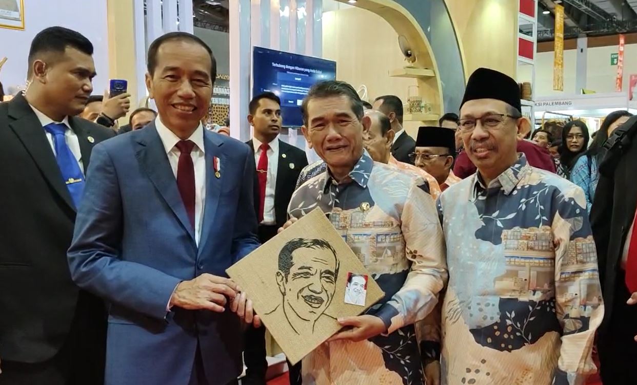 Ani Sofian Serahkan Lukisan Ampas Kopi ke Jokowi