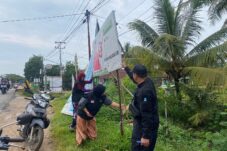 Tim Gabungan Sapu Bersih APK Dan Bahan Kampanye Di Singkawang