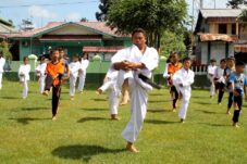 Babinsa Bengkayang Latih Karateka Cilik Demi Hal Ini…