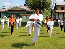 Babinsa Bengkayang Latih Karateka Cilik Demi Hal Ini…