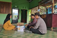 Polres Kubu Raya Berikan Santunan Kepada Keluarga Petugas KPPS Yang Meninggal Dunia