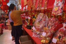 Jelang Imlek, Pernak-Pernik Mulai Diserbu Warga Tionghoa