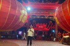 Malam Perayaan Imlek 2575, Muda Resmikan Lampion Terbesar Di Kalbar