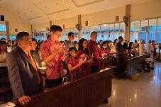 Karolin Dan Keluarga Laksanakan Misa Malam Paskah Di Ngabang