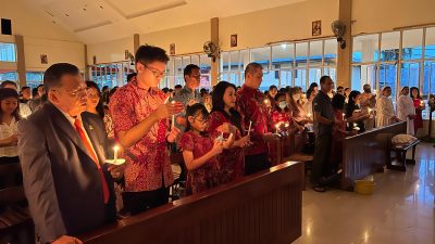 Karolin Dan Keluarga Laksanakan Misa Malam Paskah Di Ngabang