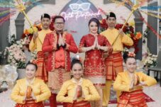 Halal Bi Halal, Pengusaha Optik Pontianak Prima Emon dan Nadia Sarosa Tampilkan Tarian Khas Mela