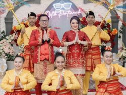 Halal Bi Halal, Pengusaha Optik Pontianak Prima Emon dan Nadia Sarosa Tampilkan Tarian Khas Mela