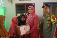 Jelang Idul Fitri Kapolres Bengkayang Berikan Bantuan Kepada Kaum Duafa