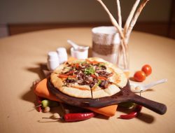 Nikamati Promo Pizza dan Beer di Sunset Bar Harris Hotel Pontianak
