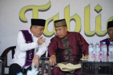 Ribuan Ibu-ibu Pengajian Sambut Ria Norsan di Keraton Pakunegara Tayan