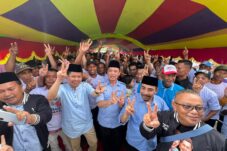 Ribuan Warga Sambut Kedatangan Ria Norsan di Sengawang