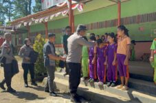 Polsek Sajingan Besar Serahkan Bantuan Sarana Penunjang Belajar Bagi Anak SD di Perbatasan