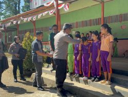 Polsek Sajingan Besar Serahkan Bantuan Sarana Penunjang Belajar Bagi Anak SD di Perbatasan