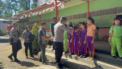 Polsek Sajingan Besar Serahkan Bantuan Sarana Penunjang Belajar Bagi Anak SD di Perbatasan