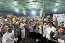 Tiba di Kayong Utara, Norsan Disambut Hangat di Pelabuhan Teluk Batang