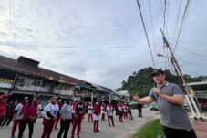 Ria Norsan Senam Bersama Emak-emak di Pemangkat